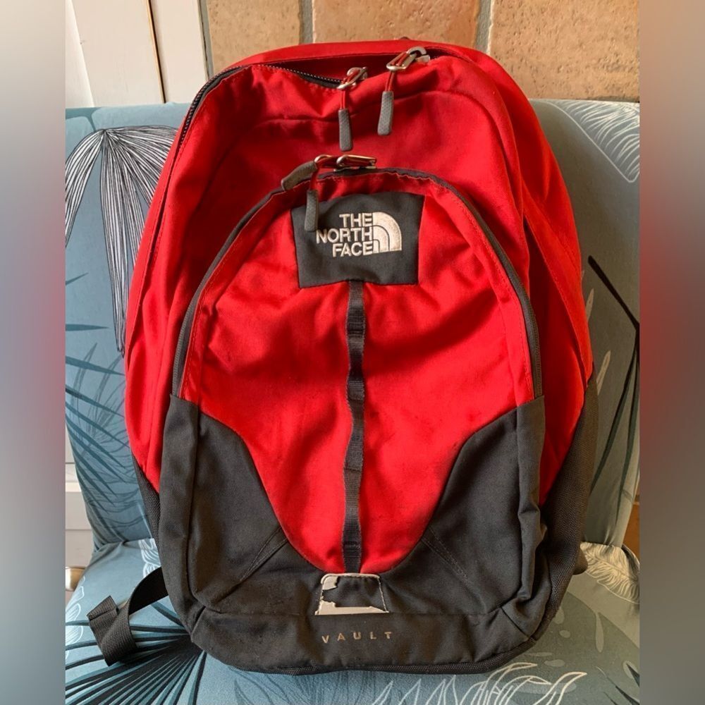 THE NORTH FACE VAULT red School Work HIKE CAMP DAY Backpack